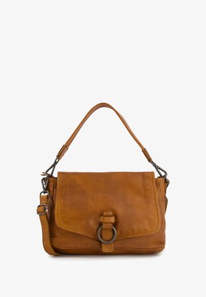 Bruine leren handtas met een omklapflap, verstelbare schouderriem en metalen ringdetail aan de voorkant voor een veilige sluiting.