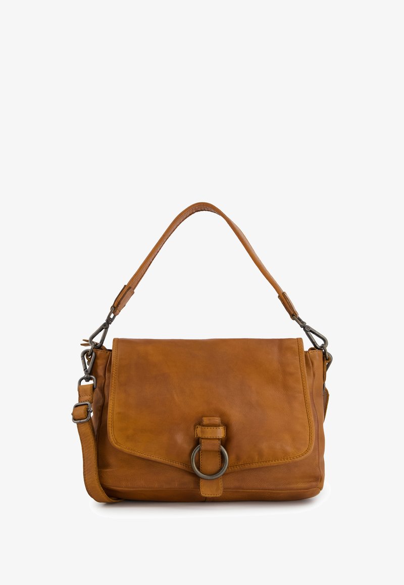 Bruine leren handtas met een omklapflap, verstelbare schouderriem en metalen ringdetail aan de voorkant voor een veilige sluiting.
