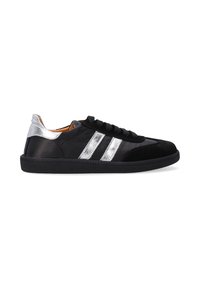 Sort sneaker med sølv accenter. Har en overdel i ruskind og læder, rund tå, flad sål og snørebånd. Sølvstriber på siden.