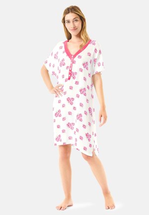 Camisón blanco floral con mangas cortas, detalles en rosa y escote en V. Presenta una tapa de botones y una abertura lateral para mayor comodidad en el movimiento.