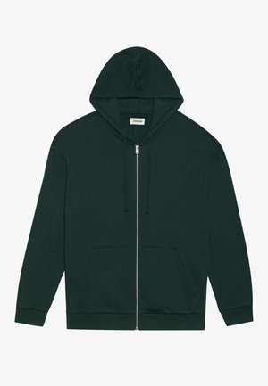 Mørkegrønn zip-up hettegenser laget av myk stoff med lommer foran, snorer og foret hette. Har ribbestrikkede mansjetter og nederkant.