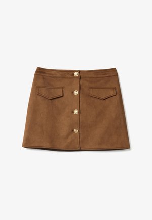 Bruine suÈde minirok met goudkleurige knopen aan de voorkant en twee klepzakken, afgebeeld tegen een witte achtergrond.