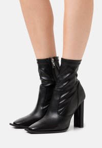 RAID Wide Fit Botines de tacón - black