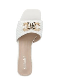 White slide sandal with a woven texture and a gold chain accent. Smooth insoles and a minimalist design highlight its simple elegance.