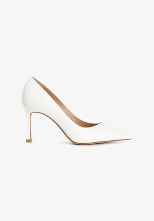 Witte leren stilettohakken met een spitse neus; gladde textuur, minimalistisch ontwerp en een slanke hak met een beige accent aan de basis.