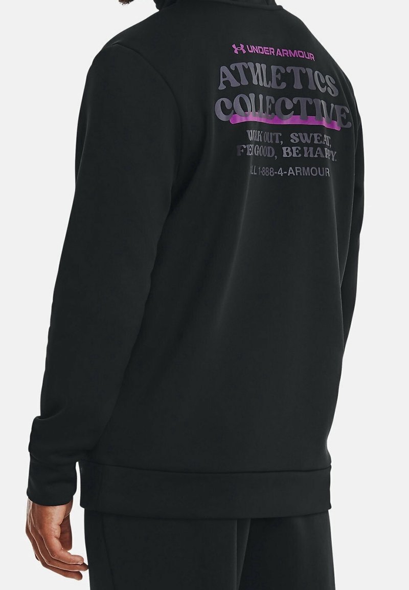 Zwarte hoodie van een gladde stof, met een groot geprint grafisch ontwerp op de achterkant met tekst in paars en grijs. Eenvoudig ontwerp met lange mouwen.