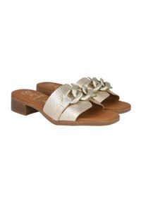Sandalias de playa beige con dos correas texturizadas y una cadena decorativa. Tacón bajo y plantilla cómoda para mayor facilidad de uso.