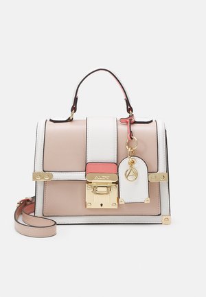 Gestructureerde handtas van roze en wit leer met gouden sluiting, bovenhandvat, afneembare schouderriem en decoratieve gouden label met ringhanger.