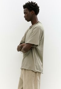 PULL&BEAR SHORT SLEEVE TRIMMED  - Basic póló - khaki