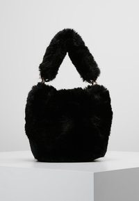 Czarna torebka z sztucznego futra o miękkiej fakturze, z grubym, zaokrąglonym uchwytem i złotymi elementami dekoracyjnymi. Zaprojektowana w luźnym kształcie hobo.