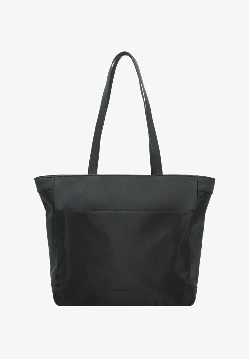 Zwarte totebag van glad synthetisch materiaal, met twee lange handvaten, een opening aan de bovenkant en een voorvak. Heeft een minimalistisch ontwerp zonder hardwareaccenten.