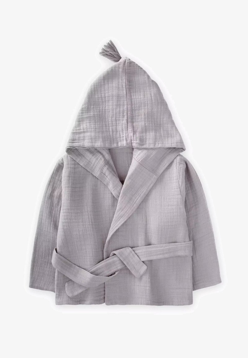 Siva kapuljača s pojasom u struku, napravljena od meke, teksturirane tkanine. Ima veliki ovratnik i mali resasti detalj na kapuljači.