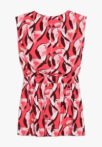 Sukienka z krótkim rękawem, z wcięciem w talii, wykonana z jasnoróżowego materiału ozdobionego powtarzającym się wzorem stylizowanych tukana w kontrastowych kolorach.