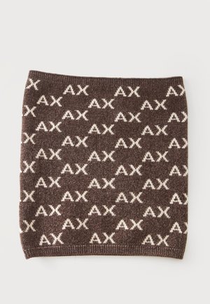Hnedá pletená sukňa s opakujúcim sa bielym vzorom "AX" a rebrovaným pásom a lemom, položená na bielom pozadí.