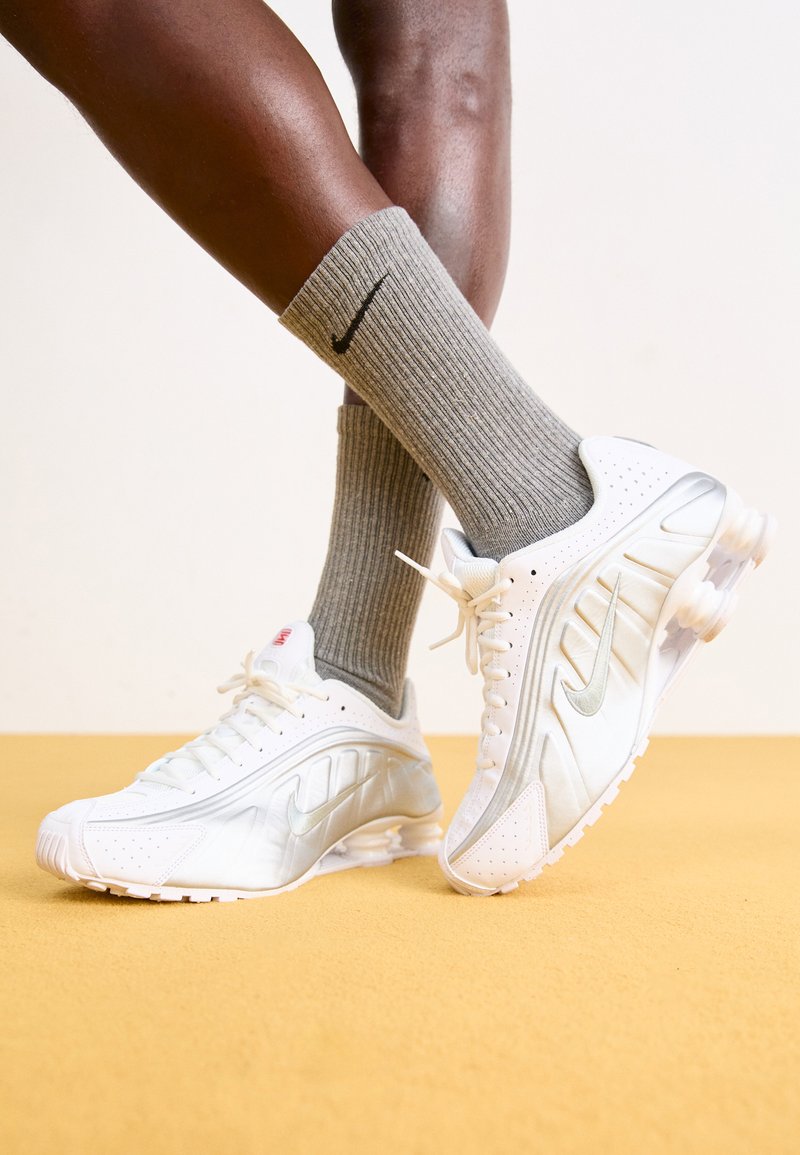 NIKE SHOX R4 white/metallic silver/white/bright crimson/white