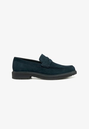 Mocasín de ante azul marino con suela de goma negra y costuras estilo mocasín, vista lateral sobre fondo blanco.