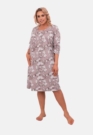 Kwiatowa koszula nocna w jasnym fiolecie, wykonana z miękkiego materiału. Posiada okrągły dekolt, rękawy o długości trzech czwartych oraz lekko luźny krój.