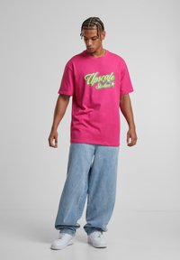 Upscale by Mister Tee HOTEL PARADISO HEAVY - Triko s potiskem - hibiskus pink