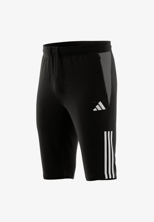 Zwarte sportshorts met een gladde textuur, voorzien van een gaas zijpaneel, een broekband met trekkoord en drie witte strepen aan één kant.
