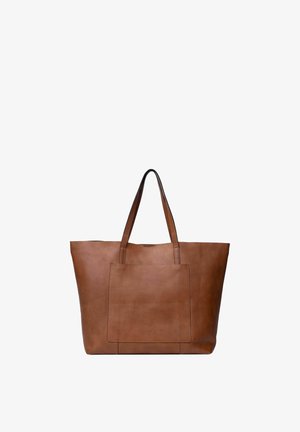 Barna bőrből készült bevásárlótáska két hosszú fogantyúval és egy nagy első zsebbel. Simapéldányú felület, minimalista design.