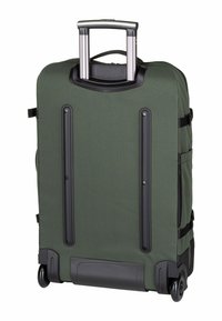 Valise en tissu vert avec poignée rétractable, accents noirs, quatre roues et un design simple. Présente des fermetures éclair verticales sur les côtés.