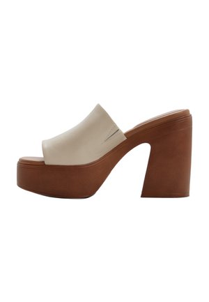 Mule en cuir beige avec semelle plateforme épaisse marron et talon bloc, bout ouvert, style enfichable.