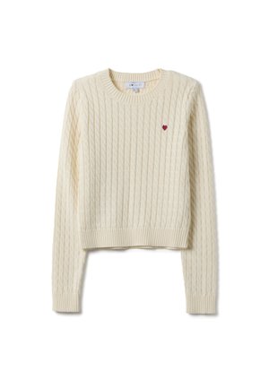 Helles cremefarbenes Strickpullover mit langen Ärmeln und einem kleinen roten Herz, das auf der linken Brust eingestickt ist.