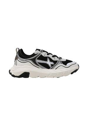 Scarpa da ginnastica atletica nera, bianca e grigia con suola spessa, tomaia in mesh, design con lacci e logo a forma di stella sul lato.