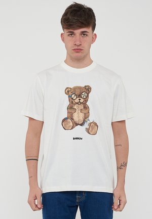 T-shirt bianco in cotone con una grafica di un orso cartoon con occhi a bottone e accenti colorati, posizionata centralmente sopra il nome del marchio "BARROW."