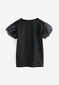 Camiseta negra con mangas cortas de tejido transparente y abullonado. El cuerpo es de punto suave y el escote es redondo.