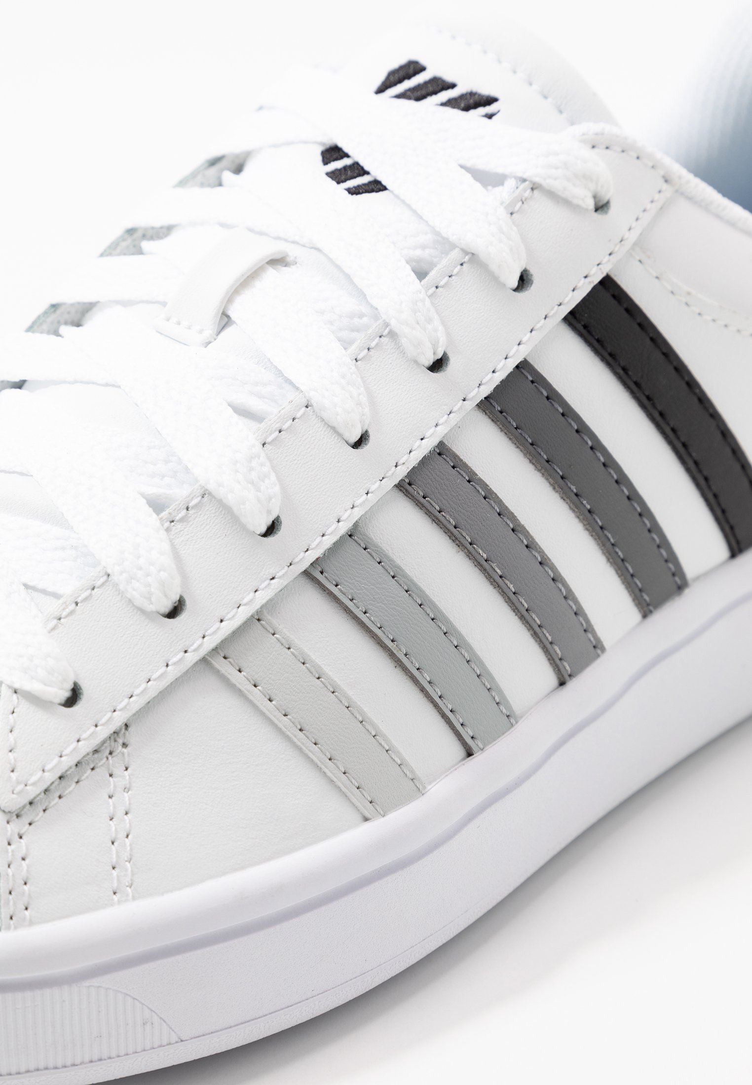 K SWISS COURT WINSTON Joggesko whiteblack gradient K SWISS COURT WINSTON Joggesko whiteblack gradient