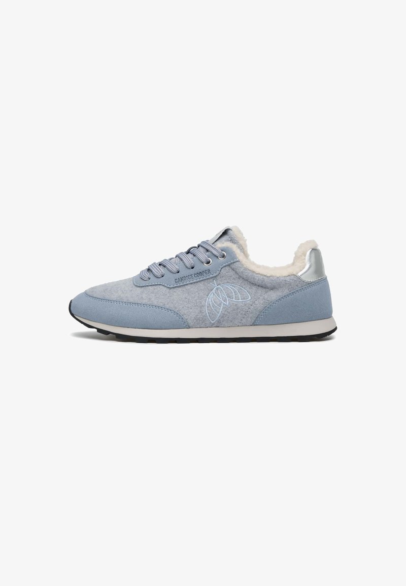 Sneaker azzurri chiari con tomaia in feltro, fodera morbida e dettagli in argento. Presentano un tessuto testurizzato e lacci piatti su una suola in gomma bianca.