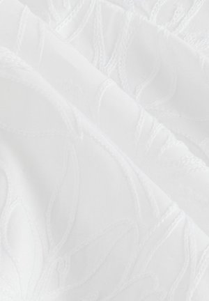 Tissu blanc brodé présentant un motif de feuilles texturé, mettant en valeur des lignes douces et délicates ainsi que des variations subtiles dans le tissage.