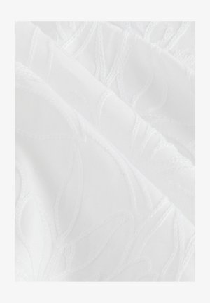 Tessuto bianco ricamato con un motivo a foglia testurizzato, che mostra linee lisce e delicate e sottili variazioni nella trama.