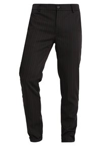 Zwarte op maat gemaakte broek met dunne rode verticale krijtstrepen, knoop- en ritssluiting, en lussen voor een riem.