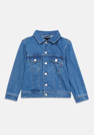 Niebieska kurtka dżinsowa z długimi rękawami, zapięciem na guziki z przodu, dwie kieszenie na piersi z klapkami i spiczasty kołnierz.