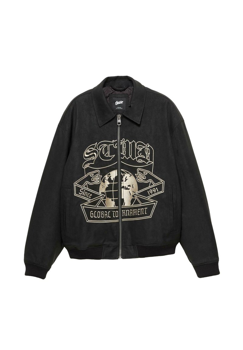 Čierna bundy na zips s golierom, vyšitým globom a bannerom s nápisom "Od roku 1991 Globálny turnaj" v béžovej farbe na prednej strane.