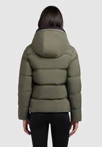 Oliven pufferjakke med hætte, der har et quiltet design, glat tekstur og elastiske manchetter, set fra ryggen.