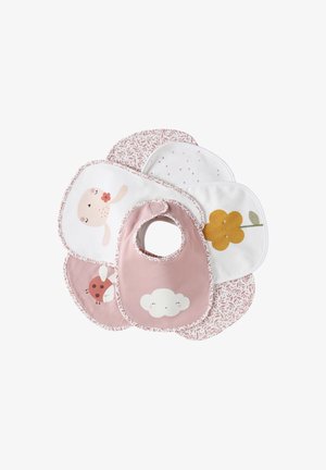Set aus sechs Baby-Lätzchen mit rosa-weißen Mustern, die lächelnde Wolken, Blumen, Marienkäfer und Tiergesichter zeigen, angeordnet in einer Fächerform.