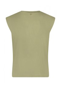 Mouwloze olijfgroene t-shirt met een ronde halslijn en een enkele knoopdetails aan de achterkant. Zachte, gladde textuur en een relaxte pasvorm.