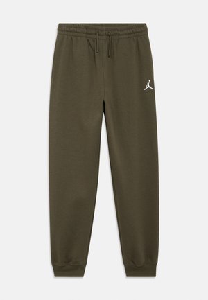 Olivengrønne sweatpants med konisk pasform, elastisk taljebånd, snoretræk, manchetter ved anklerne og lille hvid Jumpman-logo på venstre lår.