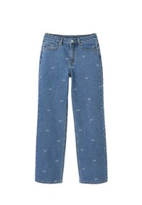 Jeans en denim bleu avec une coupe droite, ornés de broderies de nœuds papillon blancs, cinq poches et une fermeture à bouton.