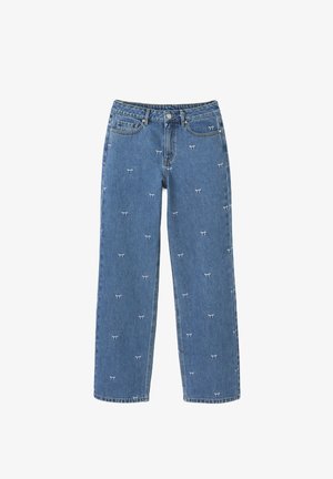 Jeans en denim bleu avec une coupe droite, ornés de broderies de nœuds papillon blancs, cinq poches et une fermeture à bouton.