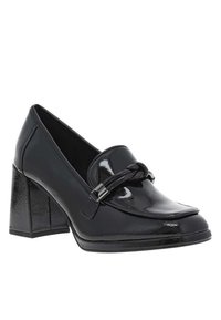 Mocassins à talons en cuir verni noir avec un bout arrondi, accent de bande tressée et un talon carré. Texture lisse avec une finition brillante.