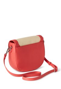Borsa a tracolla rossa in pelle con forma arrotondata e accenti in tessuto beige nella parte superiore. Include una tracolla sottile e regolabile e accessori in metallo.