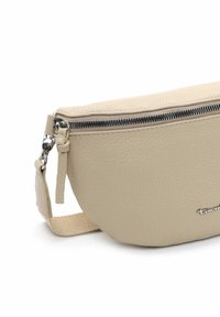 Beige läder crossbody-väska med en strukturerad yta, utrustad med ett blixtlås upptill, justerbar rem och en silverlogotyp.