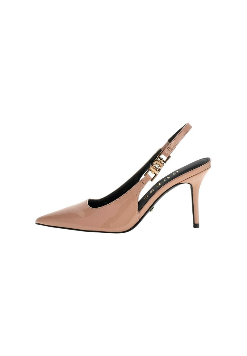 Pump slingback in pelle verniciata rosa con punta affusolata, tacco alto e dettagli in fibbia color oro. Texture liscia con un design elegante.