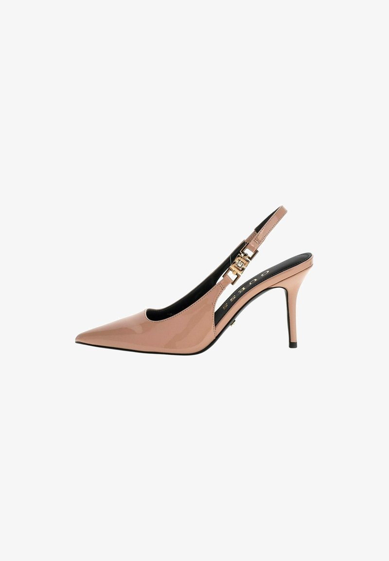 Pump slingback in pelle verniciata rosa con punta affusolata, tacco alto e dettagli in fibbia color oro. Texture liscia con un design elegante.