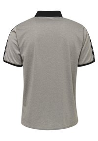 Polo grigio con colletto nero e maniche corte, caratterizzato da dettagli a strisce nere sulle spalle e un tessuto testurizzato.