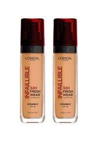 Deux bouteilles de fond de teint L'Oréal Infallible, en verre clair avec un liquide beige clair, des bouchons rouges, étiquetées "32H Fresh Wear," SPF 25, contenant de la vitamine C.
